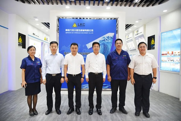 為高質量發(fā)展賦能!青島高新區(qū)李天傳主任至力克川液壓調研.jpg 為高質量發(fā)展賦能!青島高新區(qū)李天傳主任至力克川液壓調研.jpg