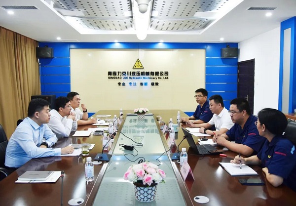 為高質量發(fā)展賦能!青島高新區(qū)李天傳主任至力克川液壓調研2.jpg 為高質量發(fā)展賦能!青島高新區(qū)李天傳主任至力克川液壓調研2.jpg