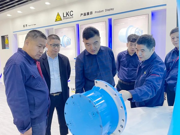 廣州塔山機械、廣州韓川液壓、江蘇靖江新世紀液壓、無錫密斯特智能裝備制造有限公司一行6人蒞臨力克川參觀交流2.jpg 廣州塔山機械、廣州韓川液壓、江蘇靖江新世紀液壓、無錫密斯特智能裝備制造有限公司一行6人蒞臨力克川參觀交流2.jpg